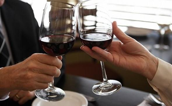 Lehcí pijáci vína žijí déle než abstinenti 