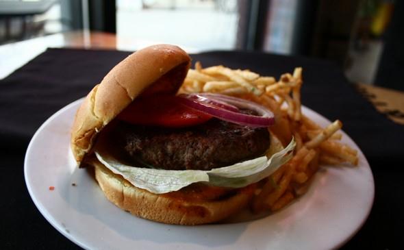 Nový pohled na dietu omilostnil hamburgery a chipsy